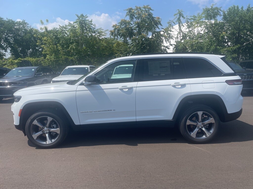 2025 Jeep Grand Cherokee Limited photo 3