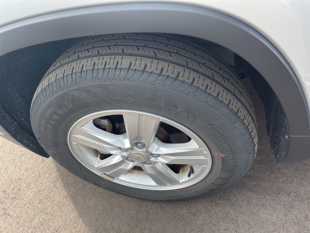 2022 Chevrolet Trax LS photo 2