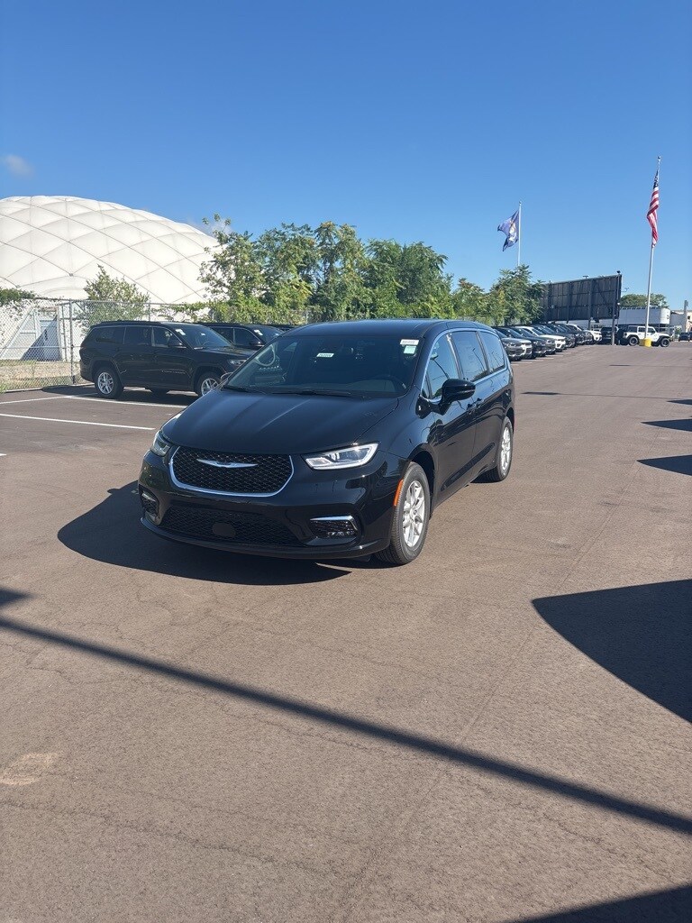 2026 Chrysler Pacifica photo 2