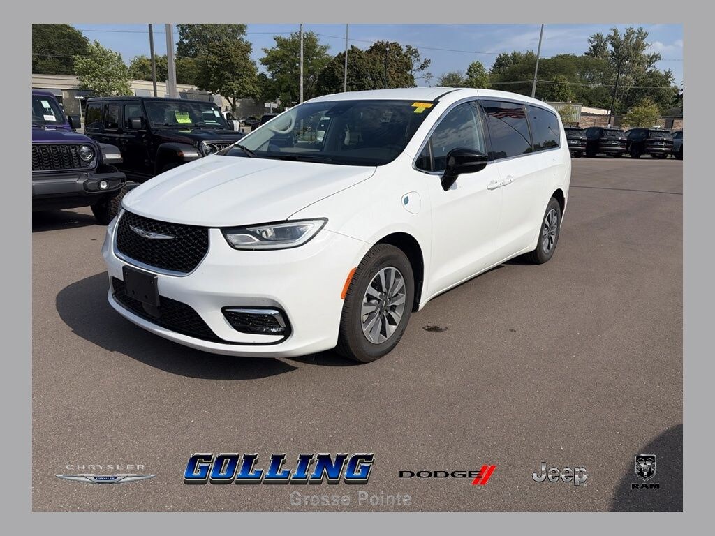 Used 2024 Chrysler Pacifica Hybrid Select Minivan/Van