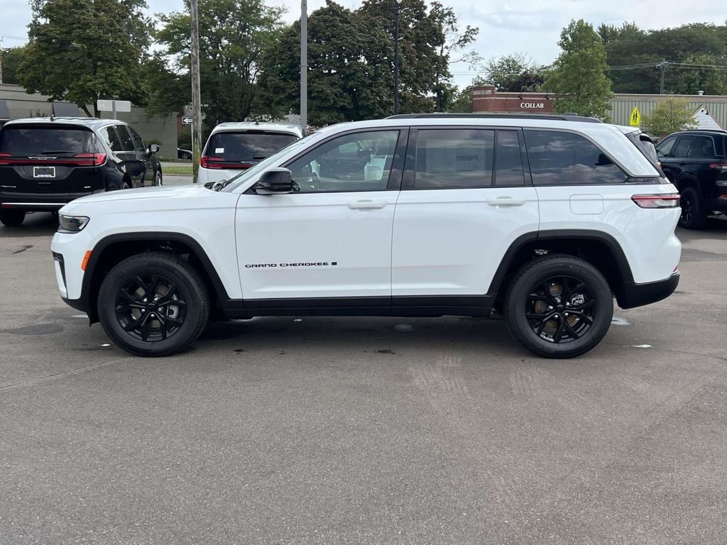 New 2026 Jeep Grand Cherokee LAREDO ALTITUDE 4X4 Sport Utility