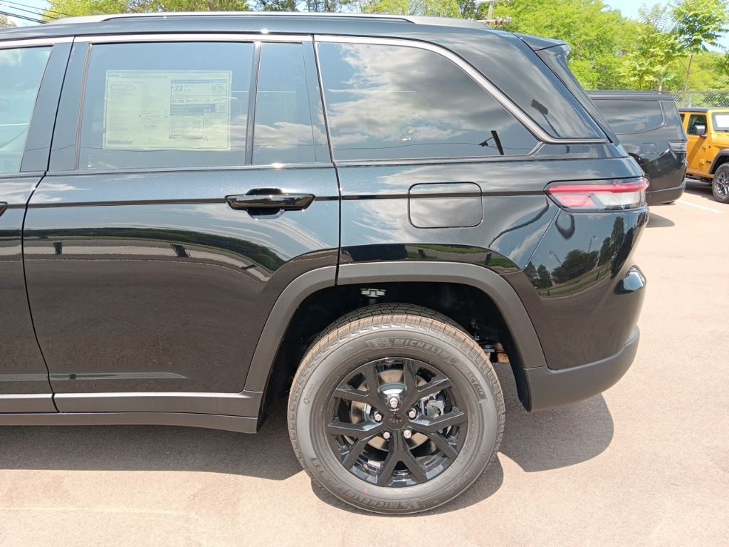 New 2026 Jeep Grand Cherokee LAREDO ALTITUDE 4X4 Sport Utility