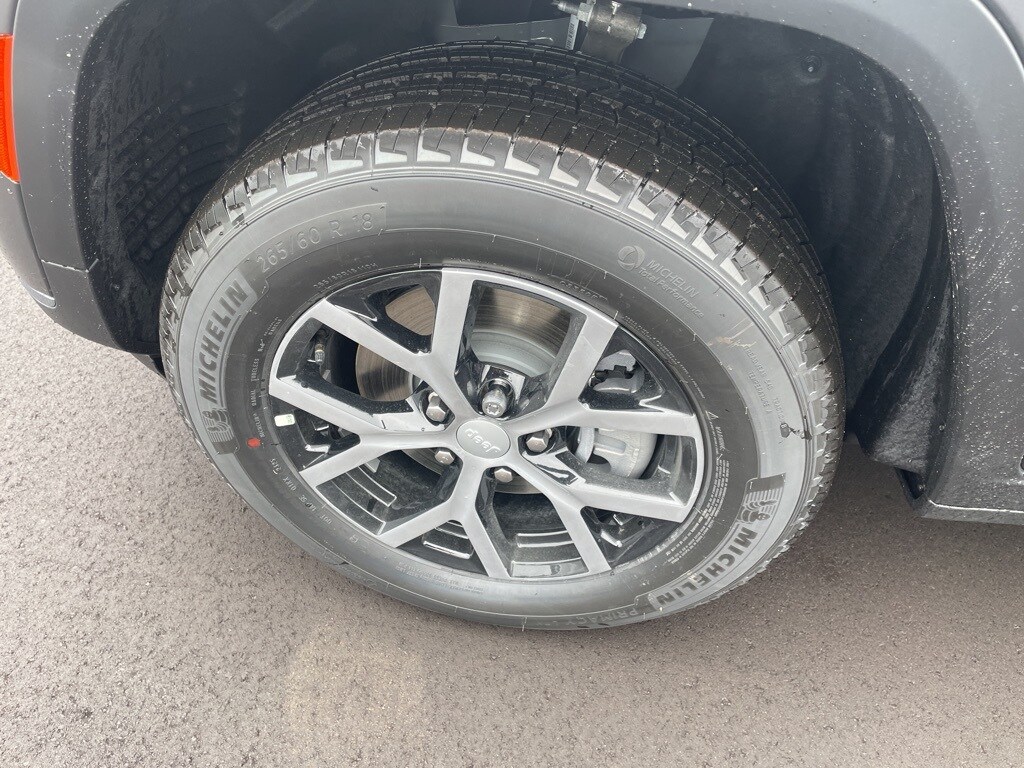 2025 Jeep Grand Cherokee Limited photo 2