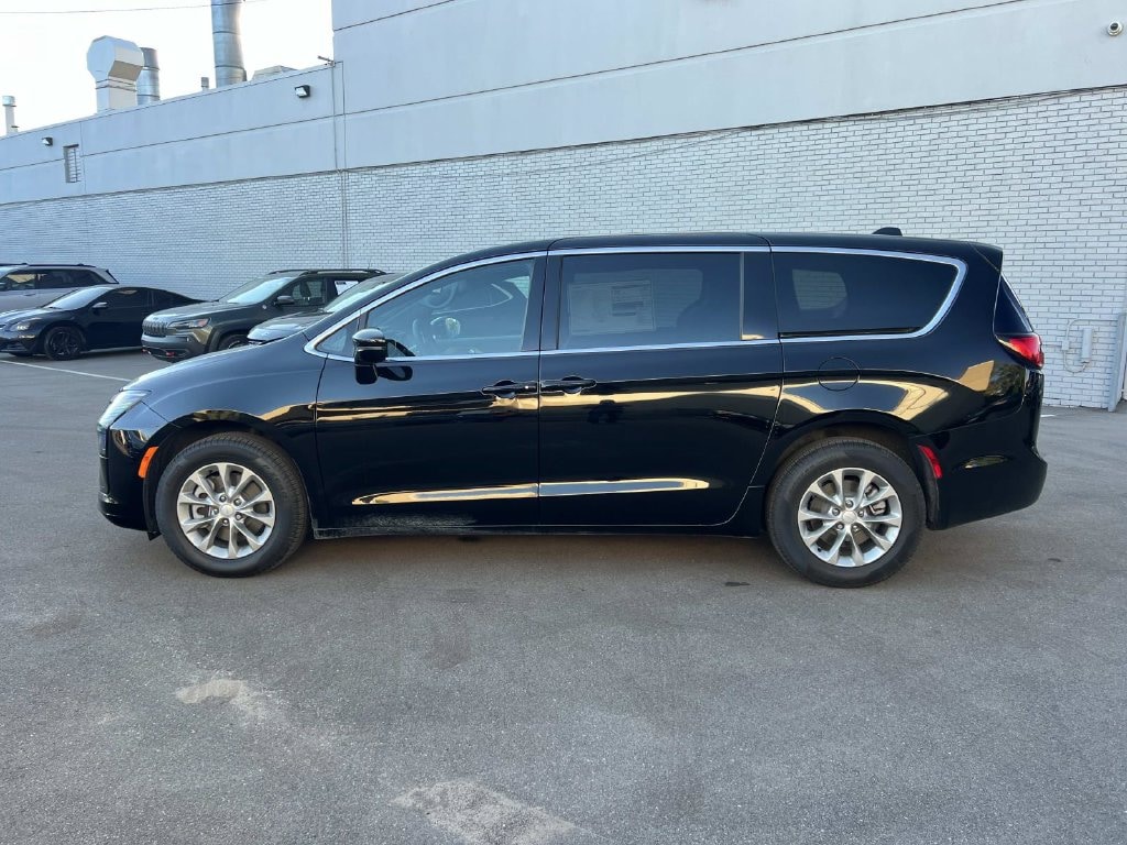 Used 2027 Chrysler Pacifica Select Minivan/Van