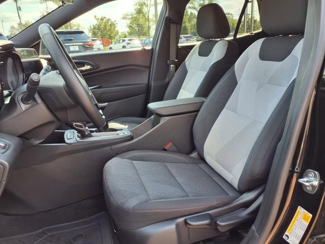2024 Chevrolet Trax photo 2