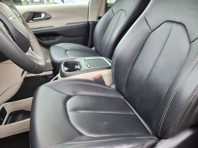 2024 Chrysler Pacifica Touring L photo 2