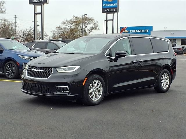 2024 Chrysler Pacifica Touring L's photo
