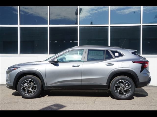 2025 Chevrolet Trax LT photo 2