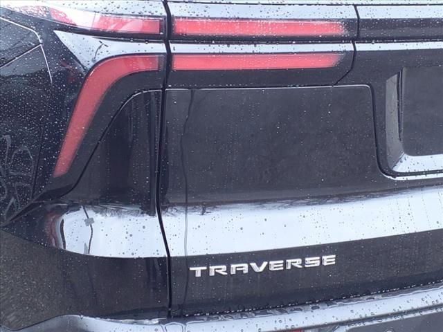 2025 Chevrolet Traverse photo 2