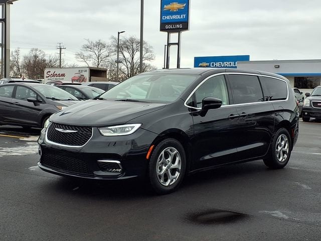 2024 Chrysler Pacifica Limited's photo