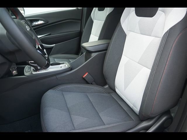 2025 Chevrolet Trax photo 2