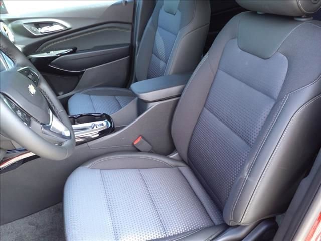 2025 Chevrolet Trax LT photo 3