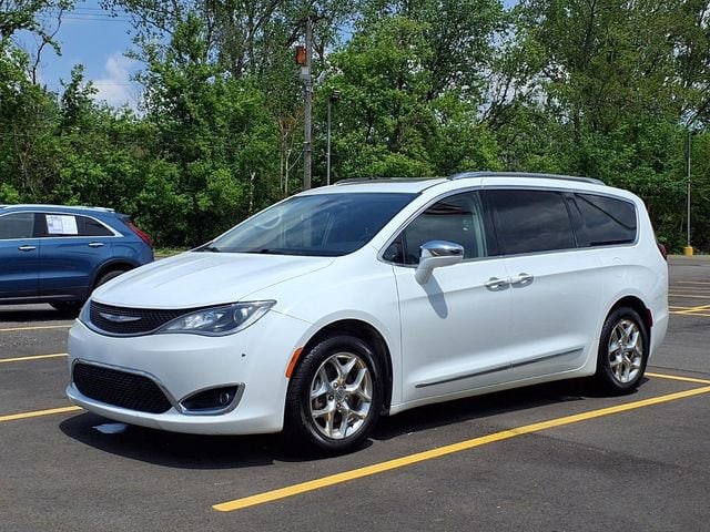 2019 Chrysler Pacifica Limited's photo