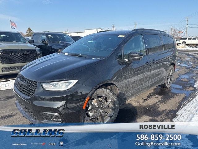 2026 Chrysler Pacifica Select's photo