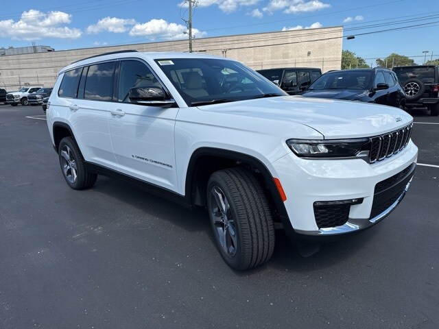 2025 Jeep Grand Cherokee Limited Sport photo 3