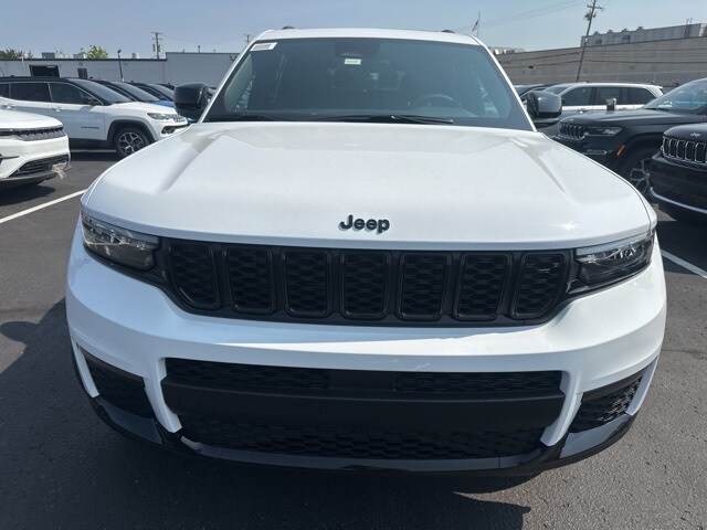 2025 Jeep Grand Cherokee Limited photo 2