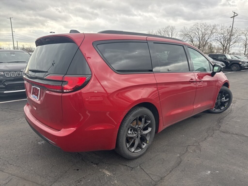 New 2026 Chrysler Pacifica SELECT Passenger Van
