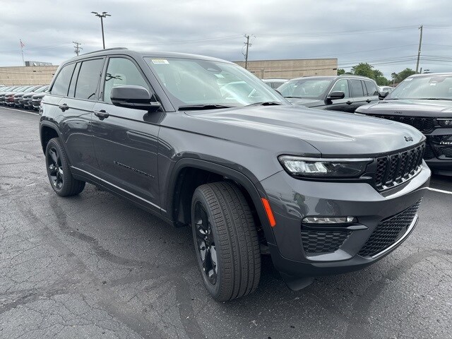 2025 Jeep Grand Cherokee Limited photo 3