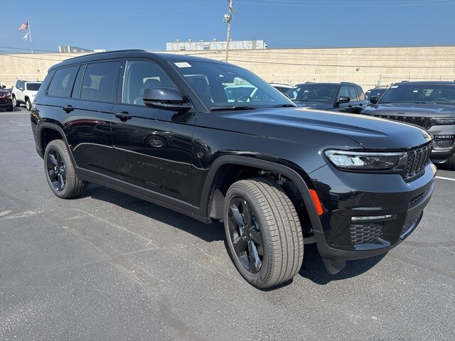 2025 Jeep Grand Cherokee Limited Sport photo 3