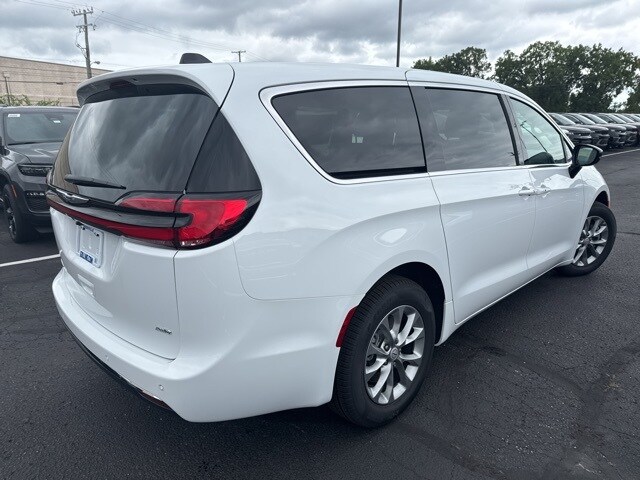 2026 Chrysler Pacifica photo 4