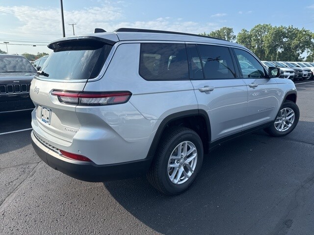 2025 Jeep Grand Cherokee Laredo photo 4