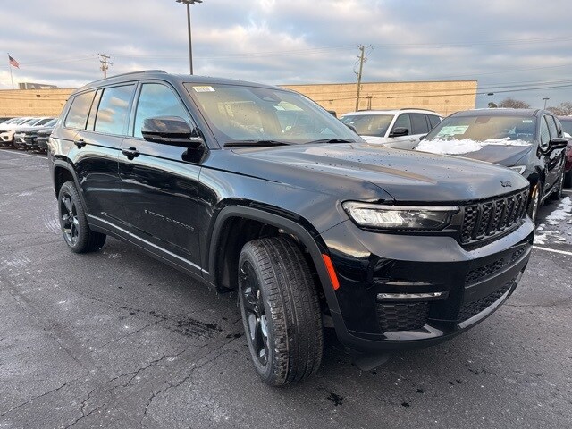 2025 Jeep Grand Cherokee Limited photo 3