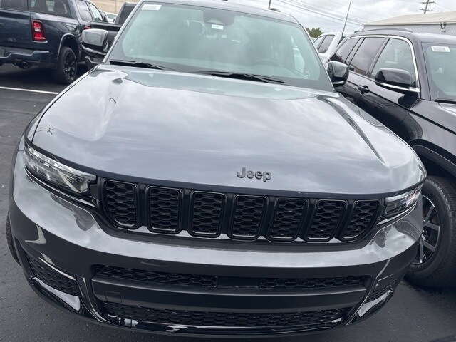 2025 Jeep Grand Cherokee Limited photo 2