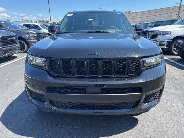 2025 Jeep Grand Cherokee Limited Sport photo 2
