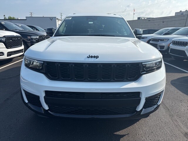 2025 Jeep Grand Cherokee Limited photo 2