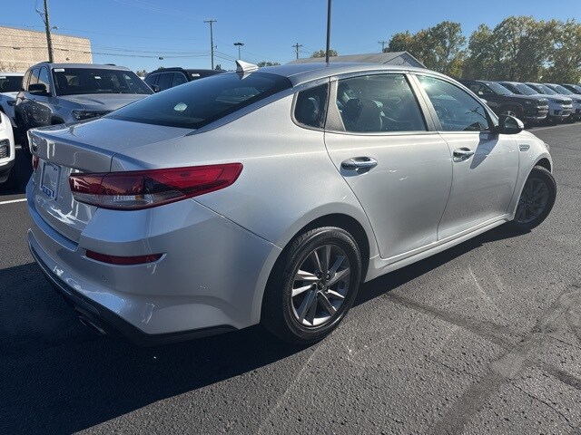 2020 Kia Optima LX photo 3