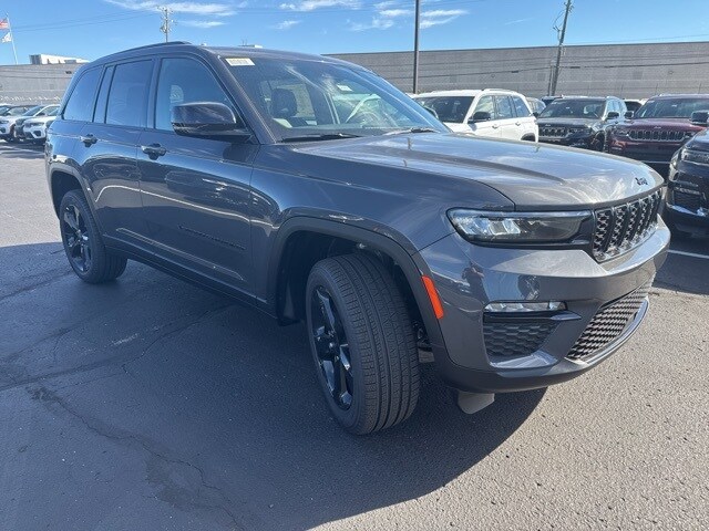 2025 Jeep Grand Cherokee Limited photo 3