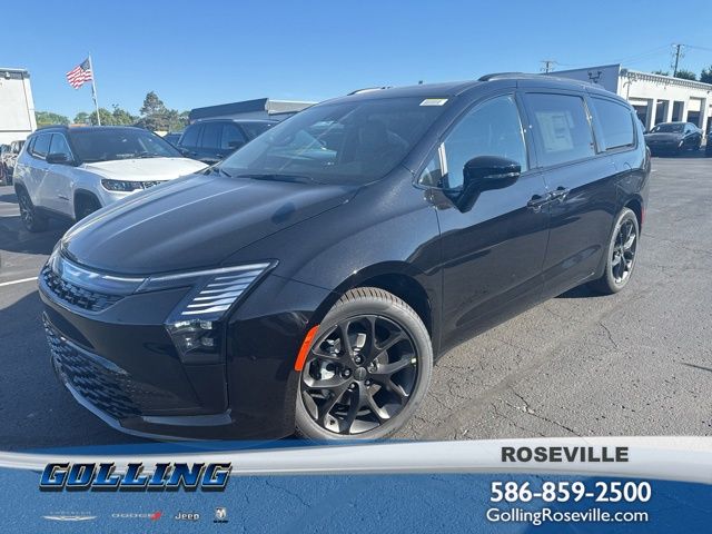 2027 Chrysler Pacifica Limited's photo