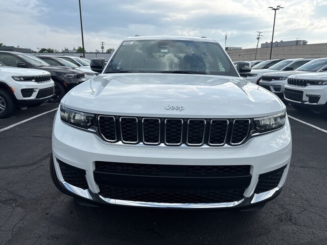 2025 Jeep Grand Cherokee Laredo photo 2