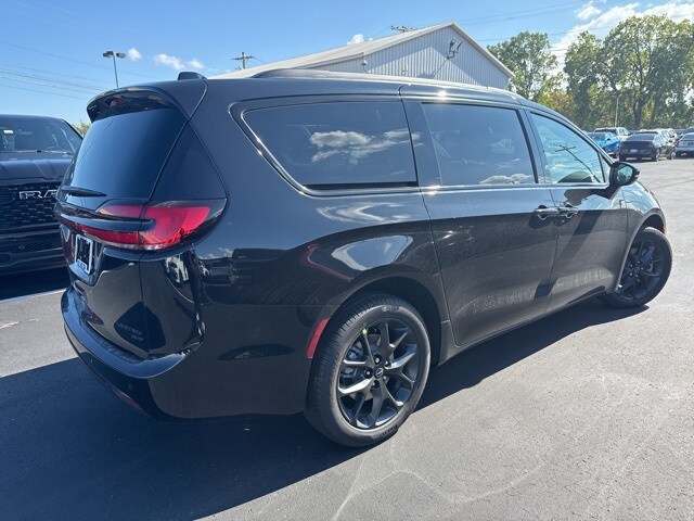 2026 Chrysler Pacifica Limited photo 3