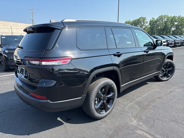 2025 Jeep Grand Cherokee Limited Sport photo 4