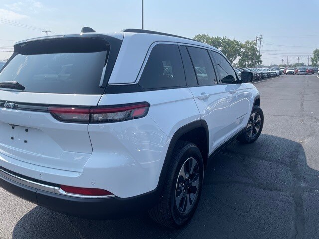 2025 Jeep Cherokee Base photo 4