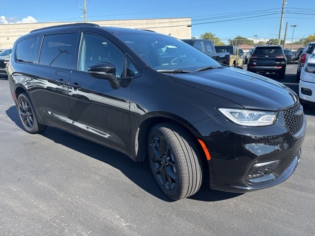 2026 Chrysler Pacifica Limited photo 2