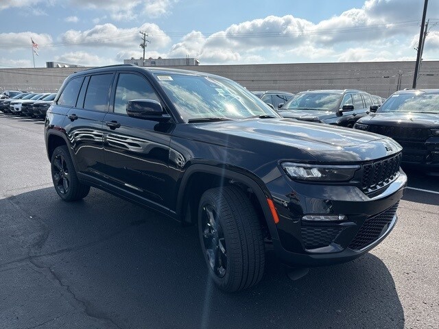 2025 Jeep Grand Cherokee Limited photo 3