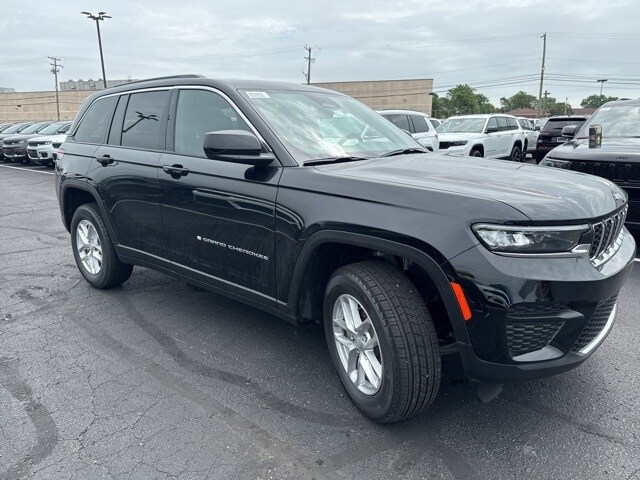 2025 Jeep Grand Cherokee Laredo photo 3