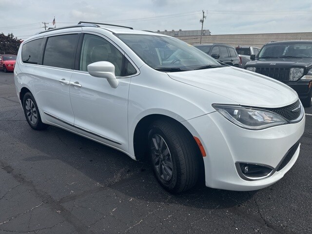 2020 Chrysler Pacifica Touring Plus photo 3