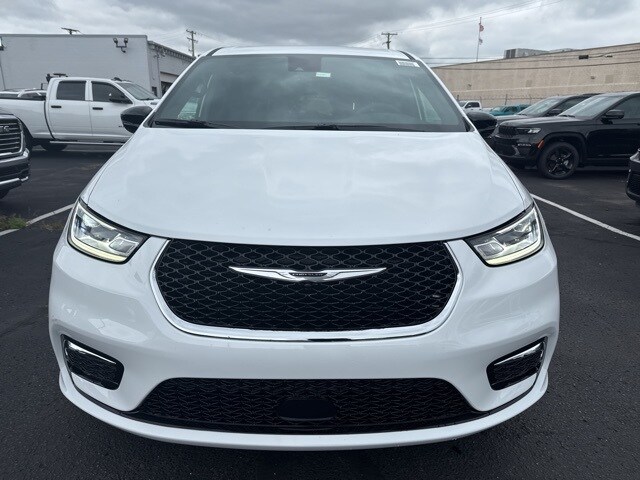 2026 Chrysler Pacifica photo 2