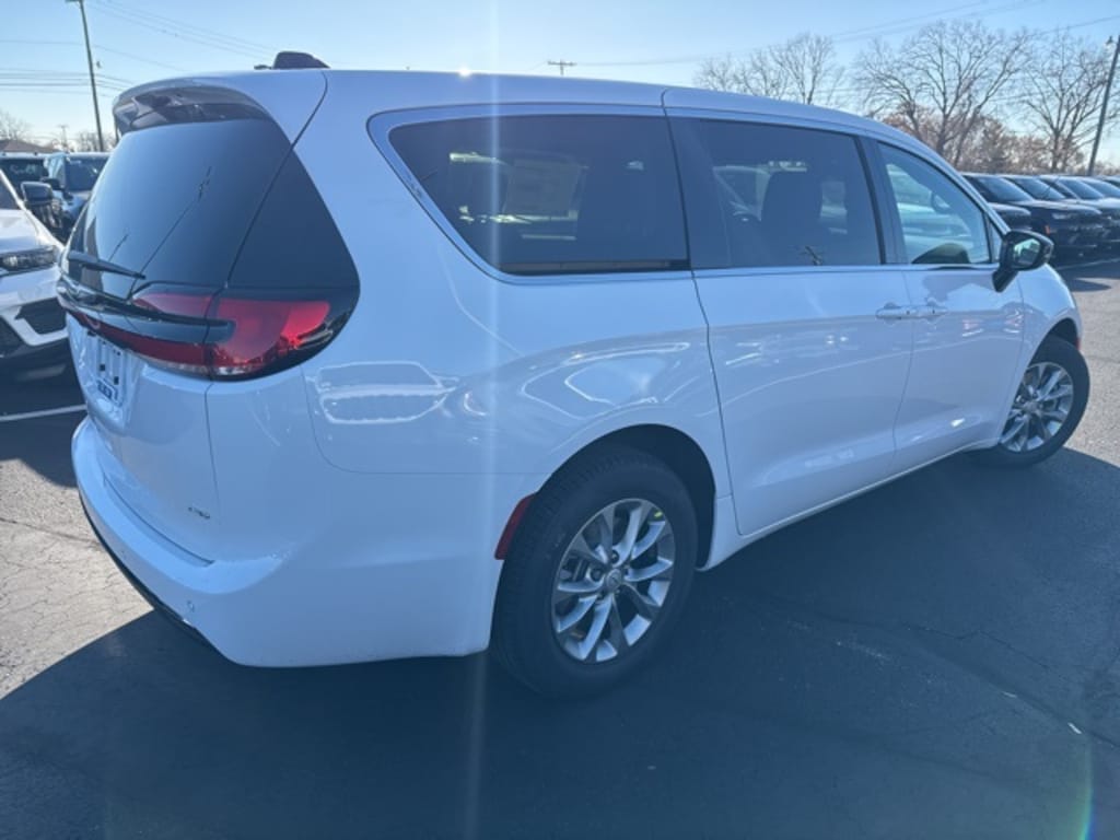 New 2026 Chrysler Pacifica SELECT AWD Passenger Van