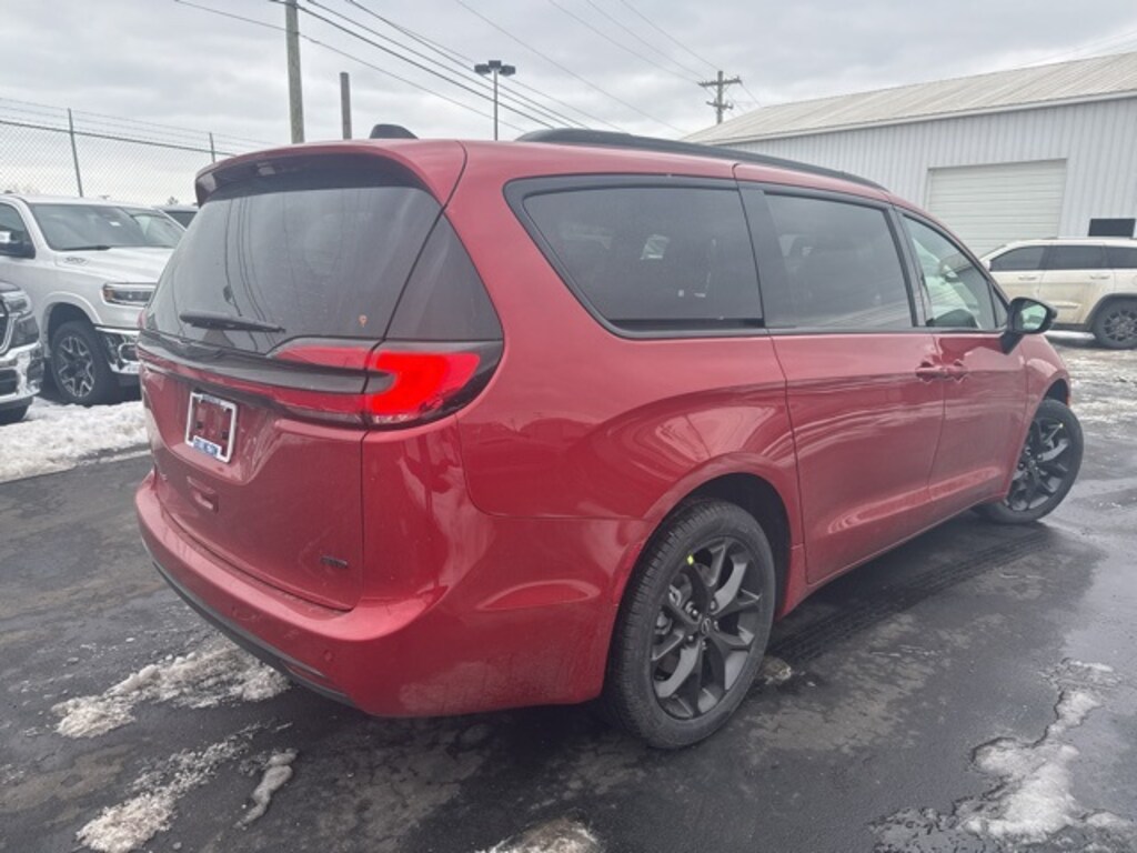New 2026 Chrysler Pacifica SELECT AWD Passenger Van