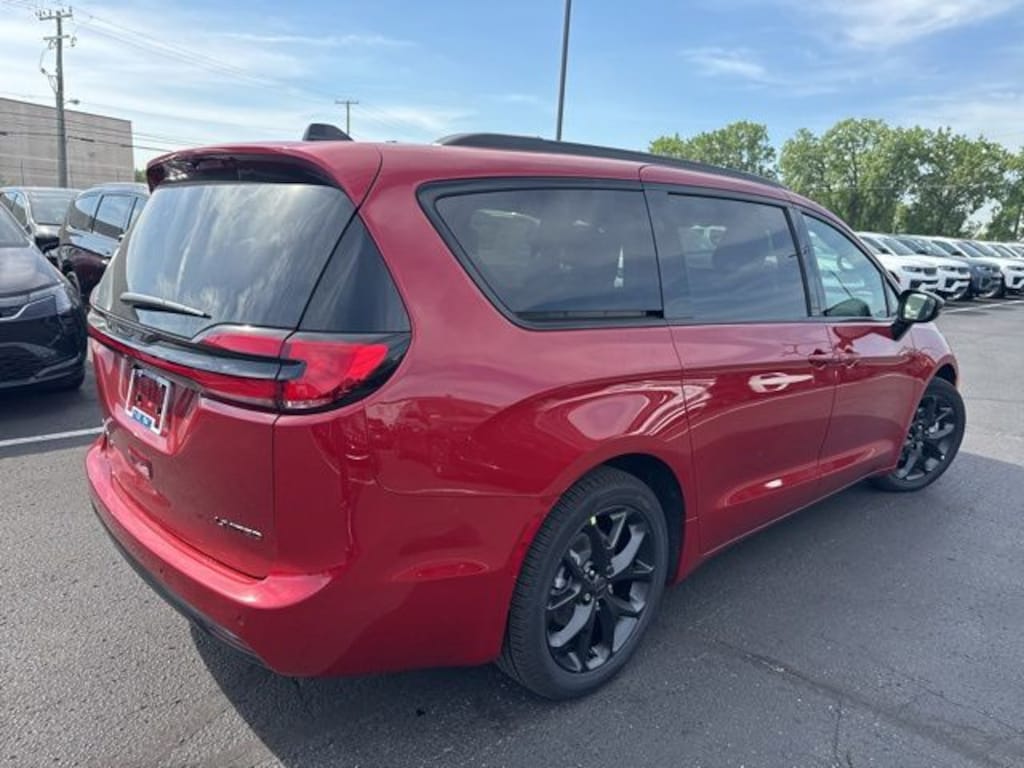 New 2027 Chrysler Pacifica LIMITED Passenger Van