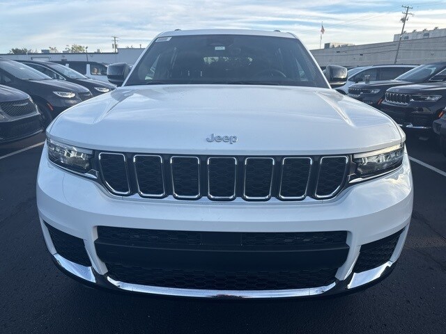 2025 Jeep Grand Cherokee Laredo photo 2