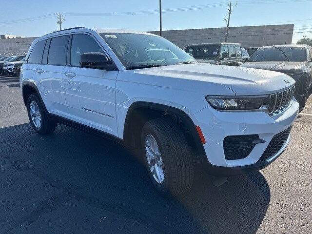 2025 Jeep Grand Cherokee Laredo photo 3