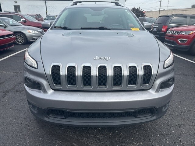 2016 Jeep Cherokee Latitude photo 2