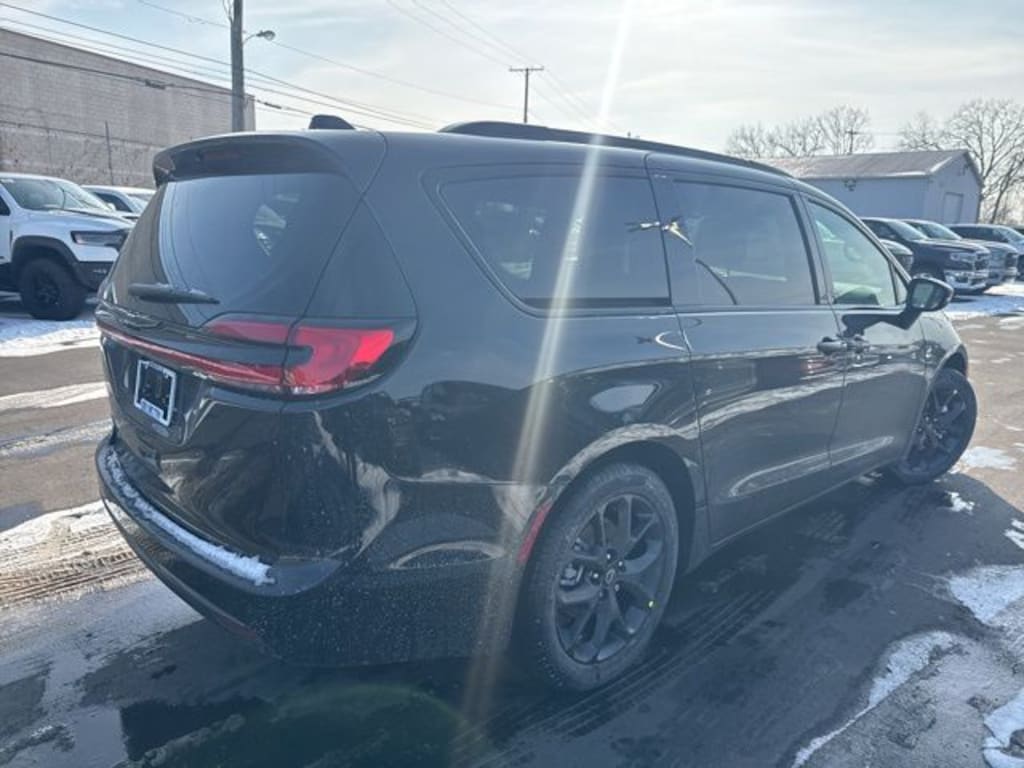 New 2026 Chrysler Pacifica SELECT Passenger Van