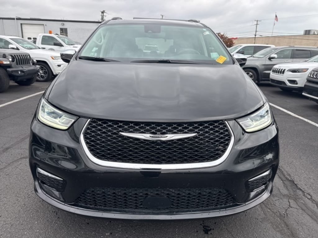 Used 2023 Chrysler Pacifica Limited Van Passenger Van