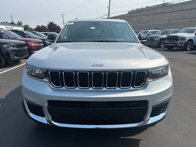 2025 Jeep Grand Cherokee Limited photo 2